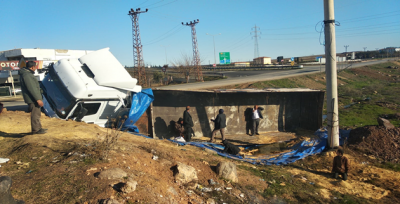 Suruç'ta tır devrildi