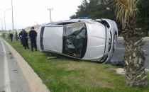 Sürücü direksiyon hakimiyetin kaybetti, 2 yaralı