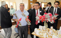 Tapuya gelenlere karanfil dağıtıldı