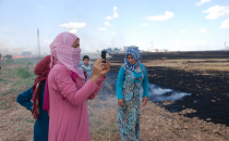 Tarla yanarken o merakını gideriyor