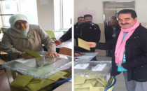 Tatlıses Annesiyle birlikte oy kullanmaya gitti