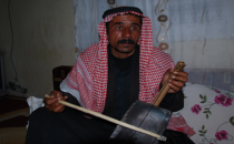 Teneke kemanıyla  5 çocuğunun geçimini sağlıyor