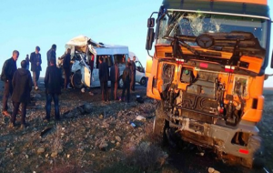 TIR ile öğrenci servisi çarpıştı: 7 ölü, 16 yaralı