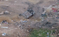 TOKİ yolunda otomobil şarampole yuvarlandı