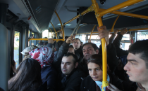 Toplu taşıma tıka basa dolu