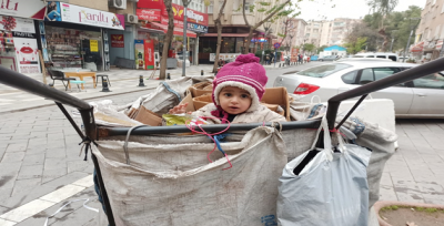 Torbada Oturan Küçük Çocuğu Durumu Görenlerin Yüreğini Burktu