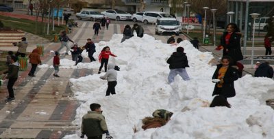 TÜMÜ Büyükşehir çocukları kar ile buluşturdu