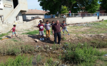 Ulucanlar ilk okulun etrafında lağım suyu tehlike saçıyor