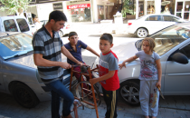 Üniversite harçlığının bileyicilikle çıkarıyor