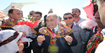 Urfa Bakanını Karşıladı