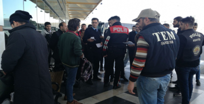 Urfa Otogarında Suriyelilere Yol İzni Belgesi Kontrolü Yapıldı