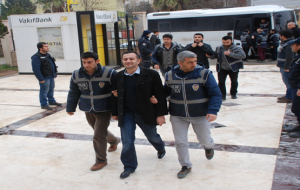 Urfa'da 14 polis adliye'ye sevk edildi.