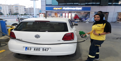 Urfa'da Akaryakıt İstasyonunda İlk Kadın Pompacı