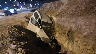 Urfa"da araç çukura düştü