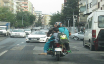 Urfa'da bir aile motorda yolculuk ediyor