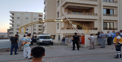 Urfa'da Cam Silen Genç Kız Yere Düşüp Hayatını Kaybetti