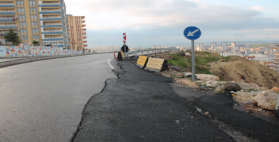Urfa'da Çatlak Yol Tehlike Saçıyor
