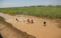 Urfa'da çocukların serinleme yöntemi