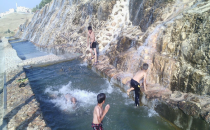 Urfa'da çocukların tehlikeli serinlemesi