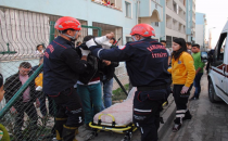 Urfa'da demir korkuluklara çocuğun eli sağlandı