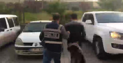 Urfa'da Durakta yolcu gibi bekleyen polisler zanlıyı suçüstü yakaladı