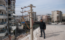 Urfa'da elektrik telleri yayalara tehlike saçıyor