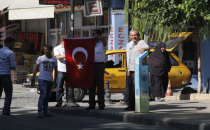 Urfa'da esnaflar iş yerlerini bayrakla donattı