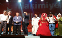 Urfa'da gelin ve damat demokrasi nöbetine katıldı