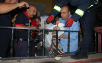 Urfa'da genç kızın eline demir saplandı