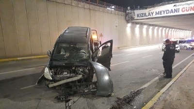 Urfa'da hafif ticari araç köprüden aşağı düştü