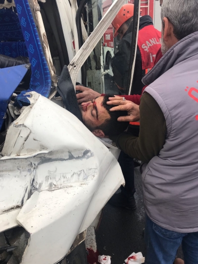 Urfa'da Hafif Ticari Araç Tırı Arkadan Çarptı:1 Ağır Yaralı