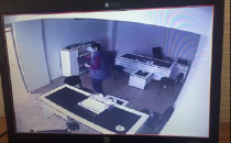 Urfa'da hırsız açık olan kapıdan laptop çaldı