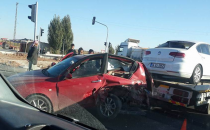 Urfa'da iki otomobil çarpıştı, 3 yaralı