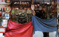 Urfa'da iş yerlerini örtüp namaza gidiyorlar