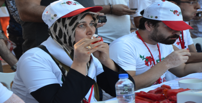 Urfa'da İsot Yeme Yarışması