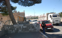 Urfa'da kaldırımı briket ile kapattı