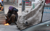 Urfa'da küçük çocuğun soğukla mücadelesi