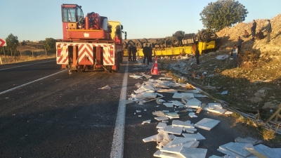 Urfa'da mermer yüklü tır devrildi