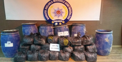 Urfa'da narkotik köpeği tarlaya gömülü esrar buldu