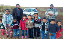 Urfa'da öğrenciler çamurlu yolda yürümek zorunda kalıyorlar