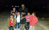 Urfa'da öğrenciler el fenerleriyle yolunu buluyor