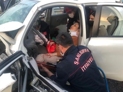 Urfa'da otomobil bariyerlere çarptı