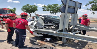 Urfa'da otomobil bariyerlere saplandı