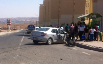 Urfa'da otomobil belediye sulama kamyonunu çarptı,2 kişi yaralandı