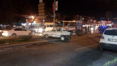 Urfa'da otomobil elektrik direğine çarptı, 3 yaralı