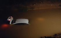 Urfa'da otomobil kanal düştü, 2 yaralı