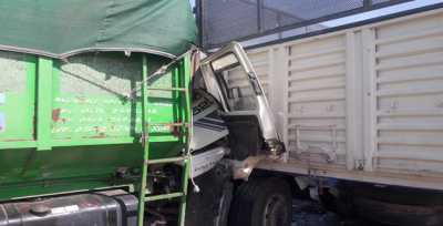 Urfa'da Pamuk Yüklü Kamyonu Kamyon Arkadan Çarptı, 1 Yaralı