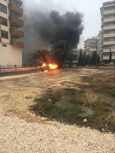 Urfa'da Park Halindeki Otomobil Alev Topuna Döndü