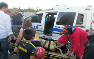 Urfa'da polis aracı otomobil ile çarpıştı, 1 polis yaralandı