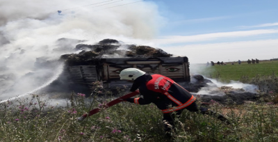 Urfa'da Saman Yüklü Tır Yandı